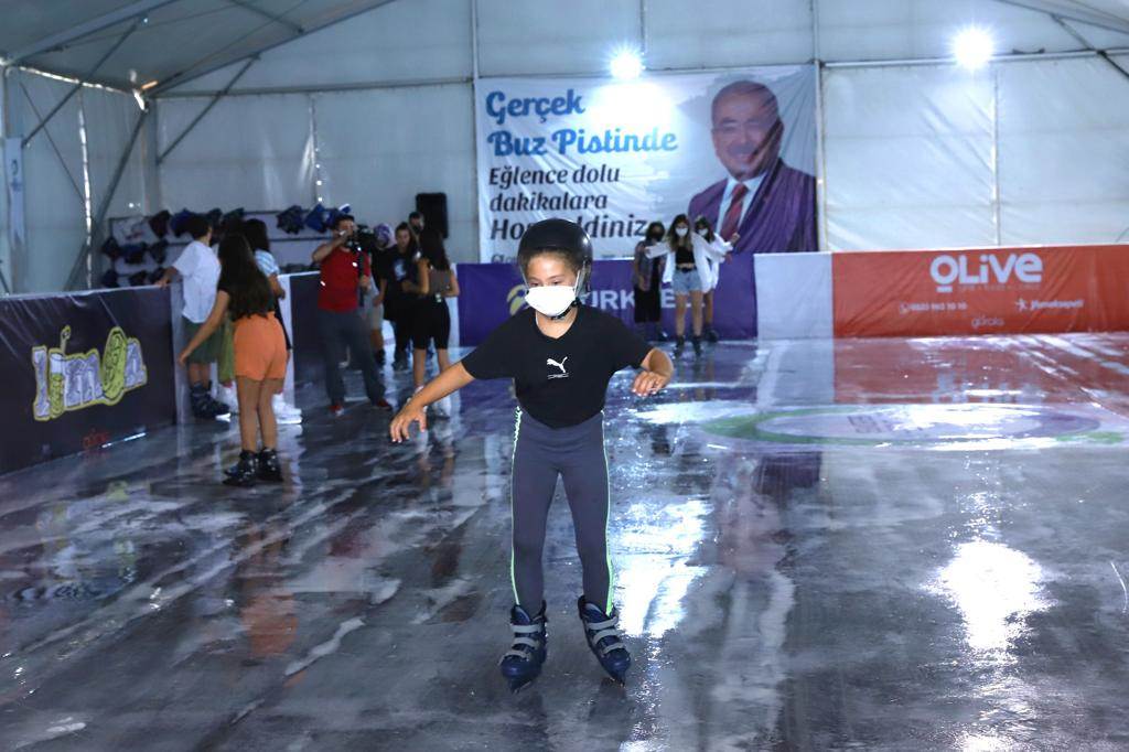 İLK KEZ BUZ PATENİ YAPMANIN MUTLULUĞUNU YAŞADILAR